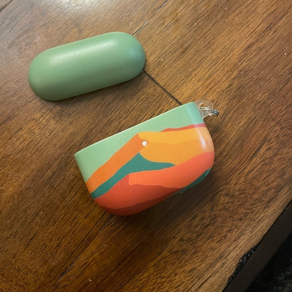 Casely AirPods Case - Endless Peaks - Picture 3 of 7